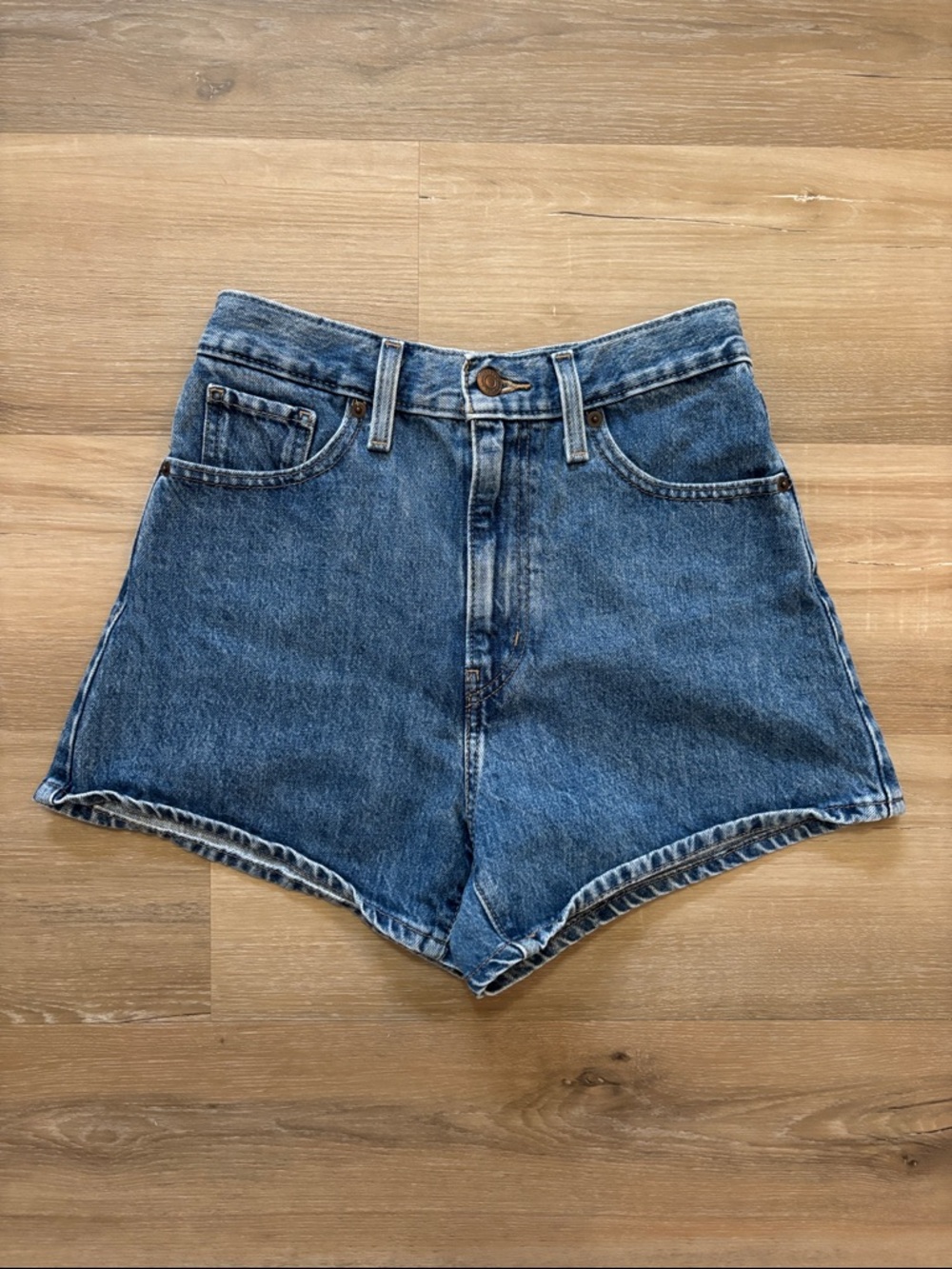LEVIS HIGH WAISTED MOM SHORTS